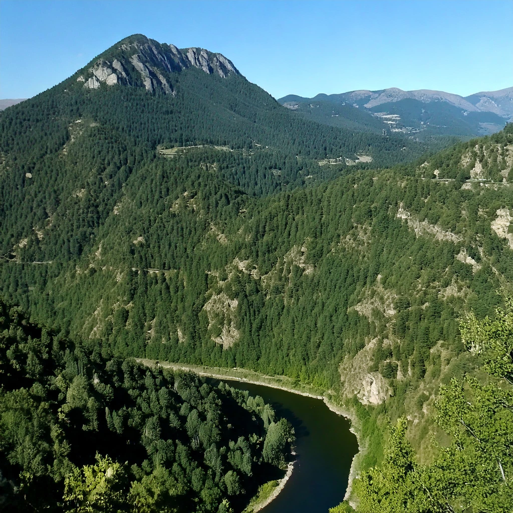 Photographie d’un cours d’eau au milieu d'un massif montagneux